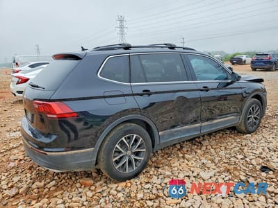 Trzecie zdjęcie samochodu z tyłu: 2018 VOLKSWAGEN TIGUAN VIN:3VV3B7AX7JM003926 - miniatura
