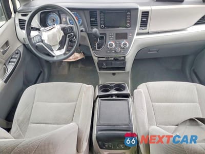 Zdjęcie 8 z 14 samochodu: 2018 TOYOTA SIENNA LE VIN:5TDKZ3DC1JS904751 - miniatura