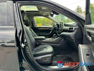 Zdjęcie 8 z 10 samochodu: 2023 TOYOTA HIGHLANDER PLATINUM VIN:5TDKDRBH8PS035011 - miniatura
