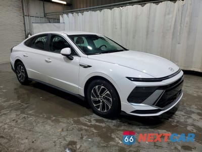 Czwarte zdjęcie samochodu z boku: 2026 HYUNDAI SONATA HYBRID BLUE VIN:KMHL24JJ2TA165032 - miniatura