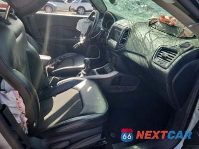 Piąte zdjęcie samochodu w środku: 2019 JEEP COMPASS LATITUDE VIN:3C4NJCBB8KT636948 - miniatura