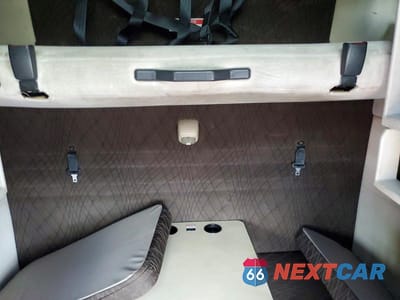 Zdjęcie 6 z 10 samochodu: 2014 VOLVO VNL SEMI TRUCK VIN:4V4NC9EH8EN176003 - miniatura