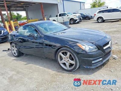 Czwarte zdjęcie samochodu z boku: 2013 MERCEDES-BENZ SLK 350 VIN:WDDPK5HA2DF068750 - miniatura