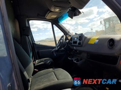 Piąte zdjęcie samochodu w środku: 2019 MERCEDES BENZ SPRINTER 2500 DELIVERY VAN VIN:WD4PF1CD7KP137051 - miniatura