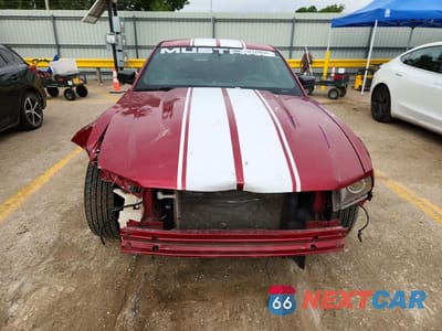 Piąte zdjęcie samochodu w środku: 2010 FORD MUSTANG VIN:1ZVBP8AN1A5165277 - miniatura