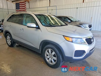 Czwarte zdjęcie samochodu z boku: 2013 KIA SORENTO LX VIN:5XYKTDA24DG351792 - miniatura