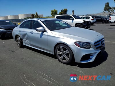 Czwarte zdjęcie samochodu z boku: 2019 MERCEDES-BENZ E 300 VIN:WDDZF4JBXKA592975 - miniatura