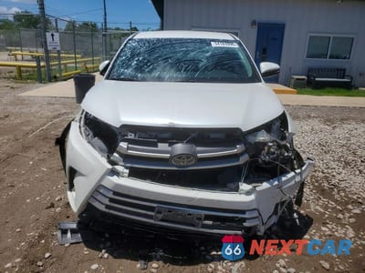 Piąte zdjęcie samochodu w środku: 2018 TOYOTA HIGHLANDER LE VIN:5TDZZRFH9JS235123 - miniatura