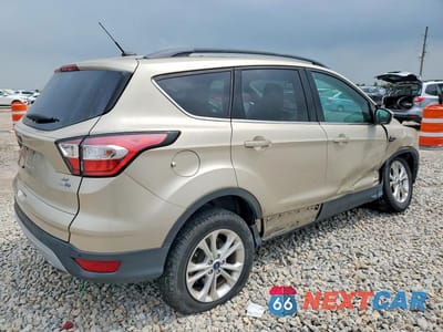 Trzecie zdjęcie samochodu z tyłu: 2018 FORD ESCAPE SE VIN:1FMCU9GD3JUA75098 - miniatura