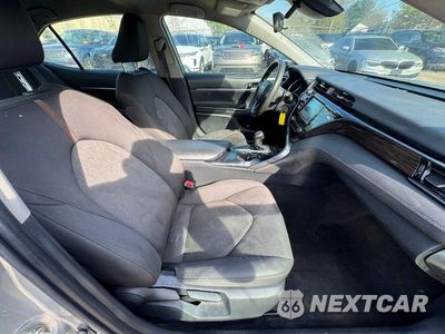 Piąte zdjęcie samochodu w środku: 2019 TOYOTA CAMRY LE VIN:4T1B11HK0KU196501 - miniatura