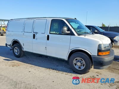 Czwarte zdjęcie samochodu z boku: 2020 CHEVROLET EXPRESS G2500 VIN:1GCWGAFP3L1218657 - miniatura