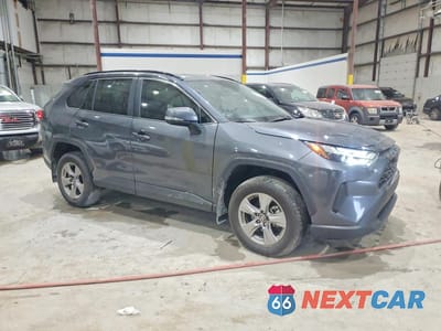 Czwarte zdjęcie samochodu z boku: 2025 TOYOTA RAV4 XLE VIN:2T3P1RFV8SC560660 - miniatura