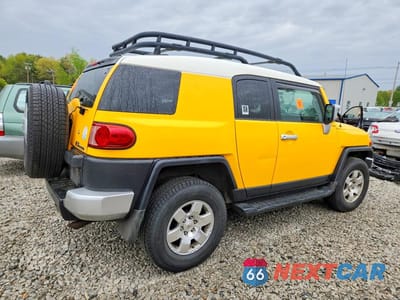 Trzecie zdjęcie samochodu z tyłu: 2010 TOYOTA FJ CRUISER BASE VIN:JTEBU4BF8AK071843 - miniatura
