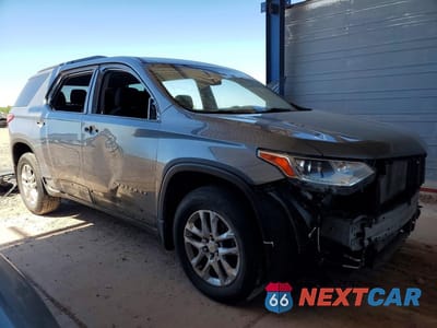 Czwarte zdjęcie samochodu z boku: 2021 CHEVROLET TRAVERSE LT VIN:1GNERGKW1MJ239019 - miniatura