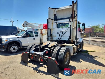Czwarte zdjęcie samochodu z boku: 2017 VOLVO VNL SEMI TRUCK VIN:4V4N39TGXHN987994 - miniatura