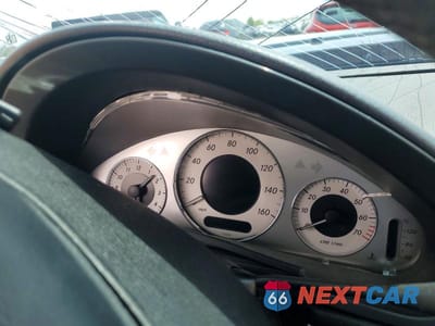Zdjęcie 9 z 12 samochodu: 2009 MERCEDES-BENZ E 550 4MATIC VIN:WDBUF90X59B435453 - miniatura