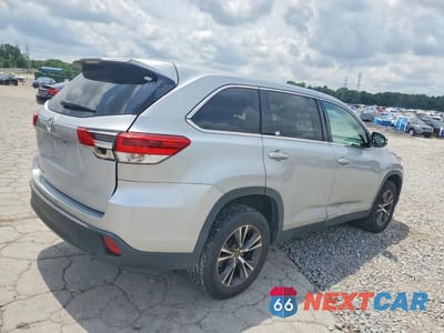 Trzecie zdjęcie samochodu z tyłu: 2019 TOYOTA HIGHLANDER LE VIN:5TDZZRFH1KS292790 - miniatura