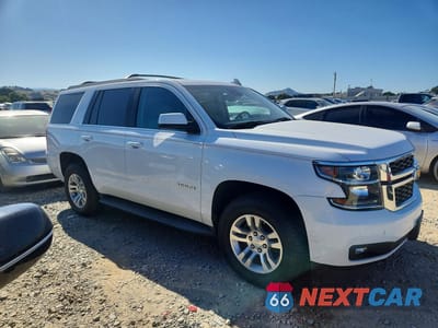 Czwarte zdjęcie samochodu z boku: 2019 CHEVROLET TAHOE C1500 VIN:1GNSKBKC3KR223161 - miniatura