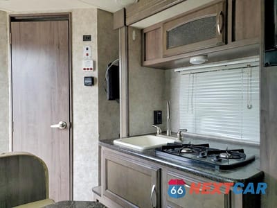 Zdjęcie 8 z 10 samochodu: 2017 WINNEBAGO M-170S CAMPER VIN:54CTW1H29H3032009 - miniatura