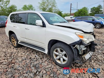 Czwarte zdjęcie samochodu z boku: 2013 LEXUS GX 460 VIN:JTJBM7FX2D5059213 - miniatura