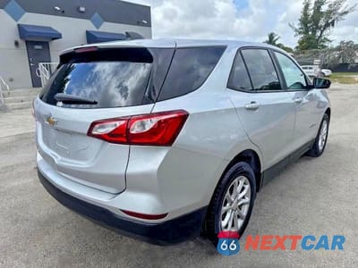 Trzecie zdjęcie samochodu z tyłu: 2020 CHEVROLET EQUINOX LS VIN:3GNAXHEV3LS731142 - miniatura