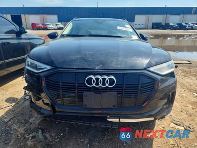 Piąte zdjęcie samochodu w środku: 2021 AUDI E-TRON PREMIUM PLUS VIN:WA1LAAGE1MB020277 - miniatura