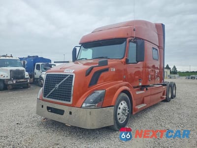 Drugie zdjęcie samochodu z przodu: 2013 VOLVO VN VNL - SEMI TRUCK VIN:4V4NC9EH9DN140433 - miniatura
