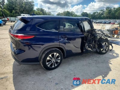 Trzecie zdjęcie samochodu z tyłu: 2021 TOYOTA HIGHLANDER XLE VIN:5TDGZRAH4MS530343 - miniatura
