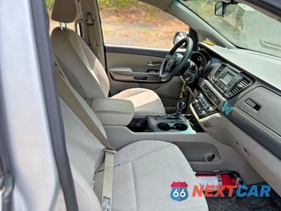 Piąte zdjęcie samochodu w środku: 2016 KIA SEDONA L VIN:KNDMA5C15G6120531 - miniatura