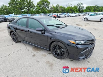 Czwarte zdjęcie samochodu z boku: 2022 TOYOTA CAMRY SE NIGHTSHADE VIN:4T1G11BK0NU066639 - miniatura