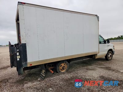 Trzecie zdjęcie samochodu z tyłu: 2012 FORD E350 BOX TRUCK VIN:1FDSE3FL6CDB14624 - miniatura
