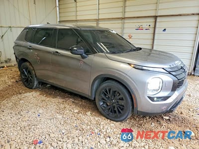 Czwarte zdjęcie samochodu z boku: 2023 MITSUBISHI OUTLANDER SE VIN:JA4J4UA87PZ047191 - miniatura