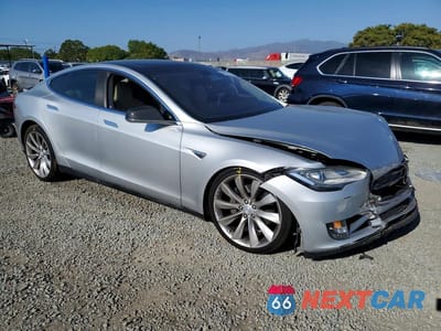 Czwarte zdjęcie samochodu z boku: 2013 TESLA MODEL S VIN:5YJSA1CP0DFP22306 - miniatura