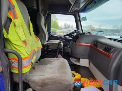 Piąte zdjęcie samochodu w środku: 2007 VOLVO VNL SEMI TRUCK VIN:4V4NC9GH97N468257 - miniatura