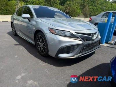 2024 TOYOTA CAMRY SE 4T1T11AK2RU852643 - główne zdjęcie licytacji z USA - miniatura