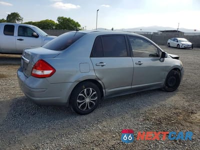 Trzecie zdjęcie samochodu z tyłu: 2010 NISSAN VERSA 1.8 S VIN:3N1BC1AP9AL451470 - miniatura