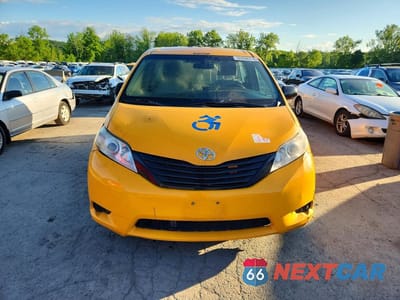 Piąte zdjęcie samochodu w środku: 2017 TOYOTA SIENNA L 7-PASSENGER VIN:5TDZZ3DC1HS856239 - miniatura
