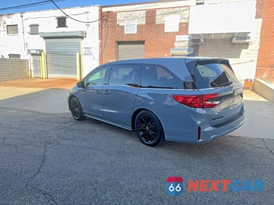 Trzecie zdjęcie samochodu z tyłu: 2025 HONDA ODYSSEY SPORT-L VIN:5FNRL6H72SB011329 - miniatura