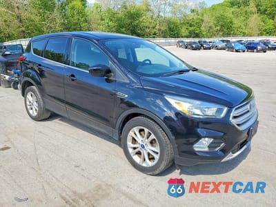 Czwarte zdjęcie samochodu z boku: 2019 FORD ESCAPE SE VIN:1FMCU9GDXKUC49072 - miniatura