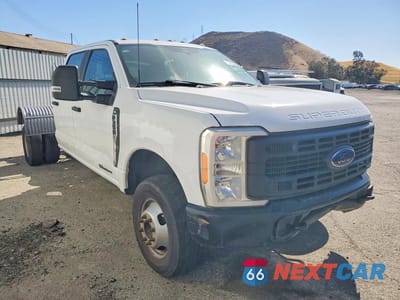 Czwarte zdjęcie samochodu z boku: 2023 FORD F350 SUPER DUTY VIN:1FT8W3DT5PEC22151 - miniatura