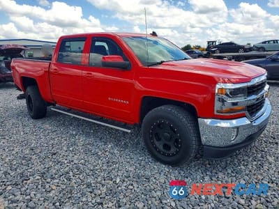 Czwarte zdjęcie samochodu z boku: 2018 CHEVROLET SILVERADO C1500 LT VIN:3GCPCRECXJG464648 - miniatura