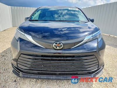 Piąte zdjęcie samochodu w środku: 2026 TOYOTA SIENNA XLE 8-PASSENGER VIN:5TDYRKEC0TS294086 - miniatura