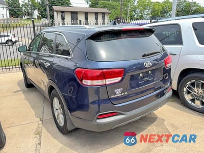 Trzecie zdjęcie samochodu z tyłu: 2018 KIA SORENTO LX VIN:5XYPG4A38JG391128 - miniatura