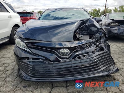 Piąte zdjęcie samochodu w środku: 2018 TOYOTA CAMRY LE VIN:4T1B11HK9JU566536 - miniatura