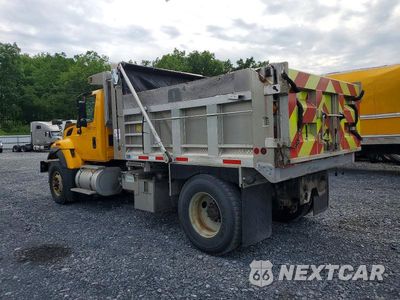 Trzecie zdjęcie samochodu z tyłu: 2016 INTERNATIONAL 7400 DUMP TRUCK VIN:1HTWDAARXGH135597 - miniatura