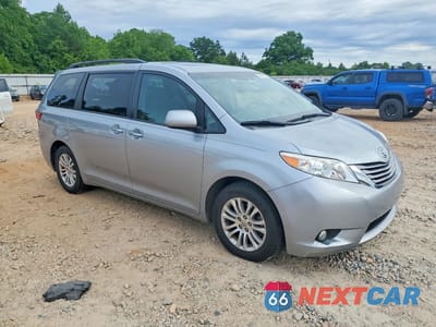 Czwarte zdjęcie samochodu z boku: 2015 TOYOTA SIENNA XLE 8-PASSENGER VIN:5TDYK3DC8FS631779 - miniatura