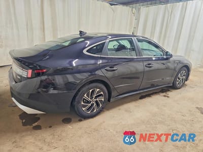 Trzecie zdjęcie samochodu z tyłu: 2026 HYUNDAI SONATA HYBRID BLUE VIN:KMHL24JJXTA160631 - miniatura
