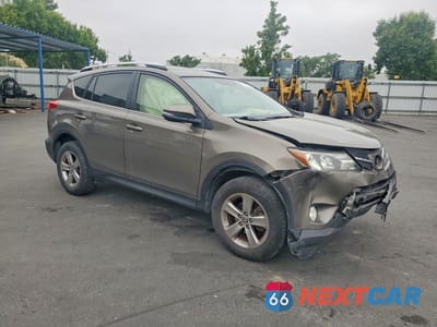 Czwarte zdjęcie samochodu z boku: 2015 TOYOTA RAV4 XLE VIN:JTMWFREV9FD060975 - miniatura