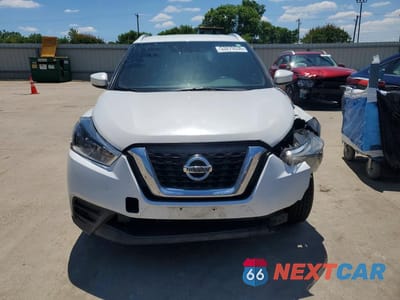 Piąte zdjęcie samochodu w środku: 2019 NISSAN KICKS SV VIN:3N1CP5CU6KL563020 - miniatura
