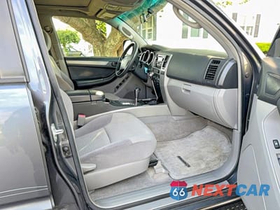 Piąte zdjęcie samochodu w środku: 2004 TOYOTA 4RUNNER SR5 VIN:JTEBU14R148014634 - miniatura